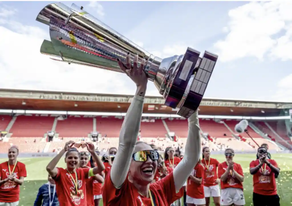 Slavie clinch their fourth consecutive title with a crushing win in the Prague derby