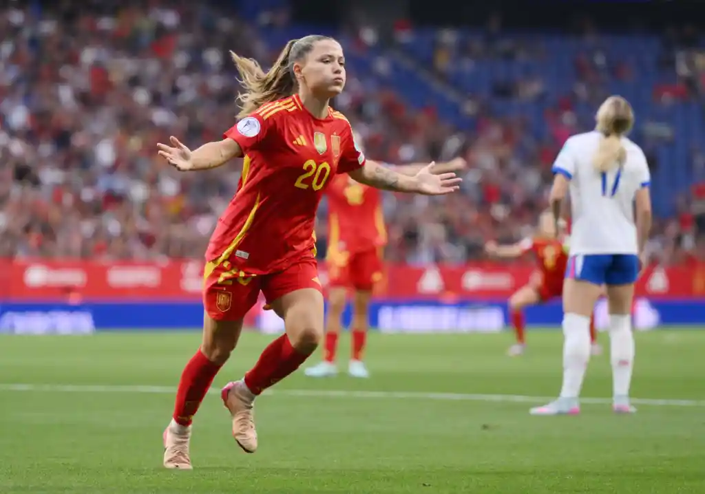 Spain qualified for the Nations League semi-finals after defeating Lionesses 2–1