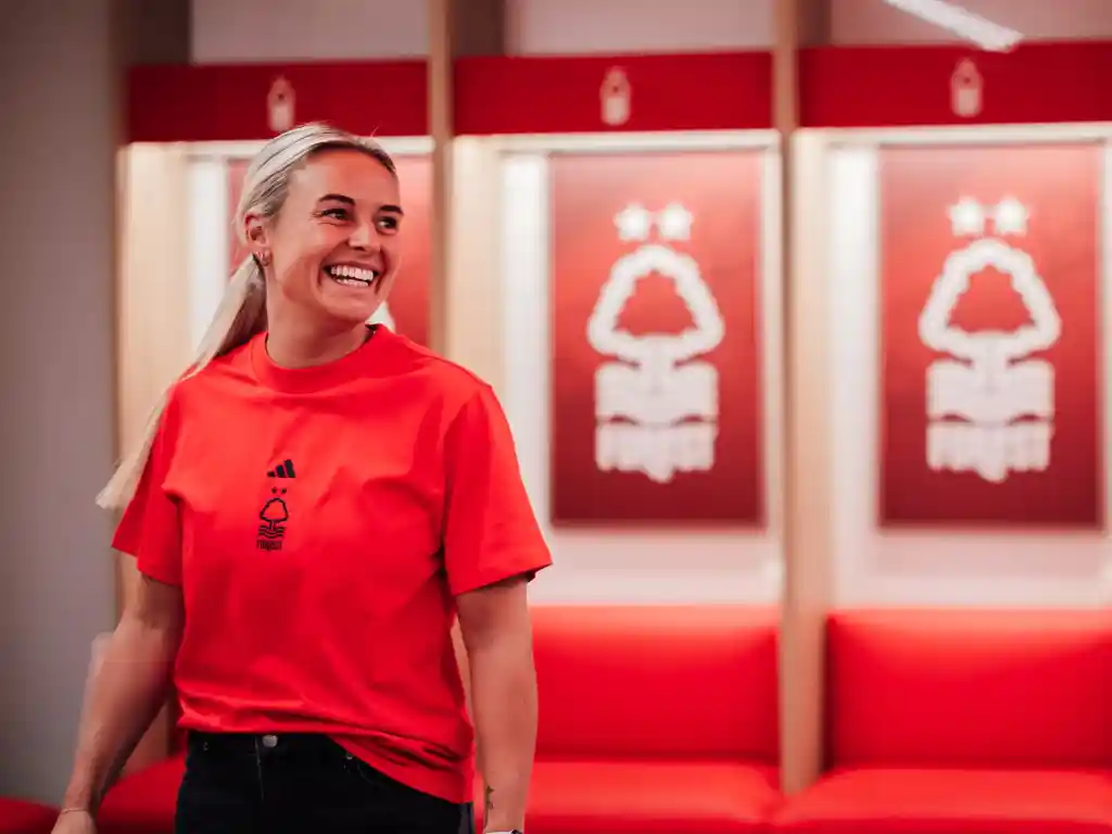 Kirsty Smith signs for Nottingham Forest