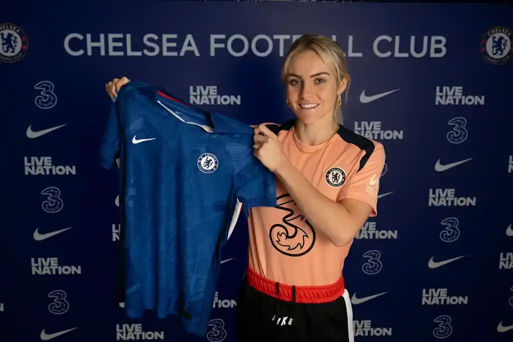 Blue Matilda. Chelsea sign Ellie Carpenter!