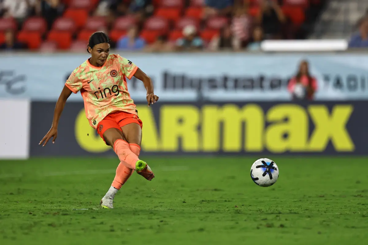 Who leads the NWSL in top statistical categories?
