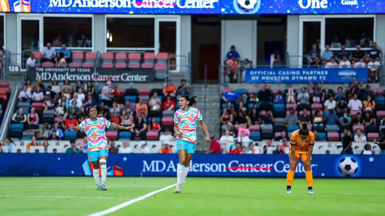San Diego Wave confirmed its role as favourite and won 3:2 against Houston Dash