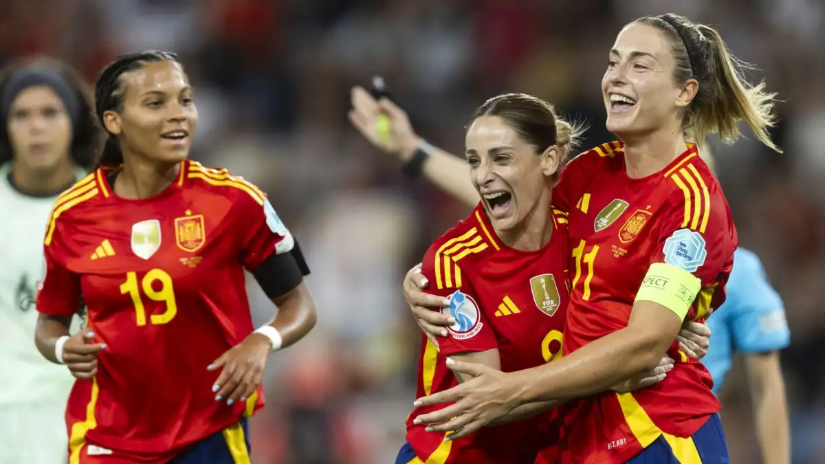 Spain confirmed its role as favorite and entered the tournament with a 5-0 victory over Portugal