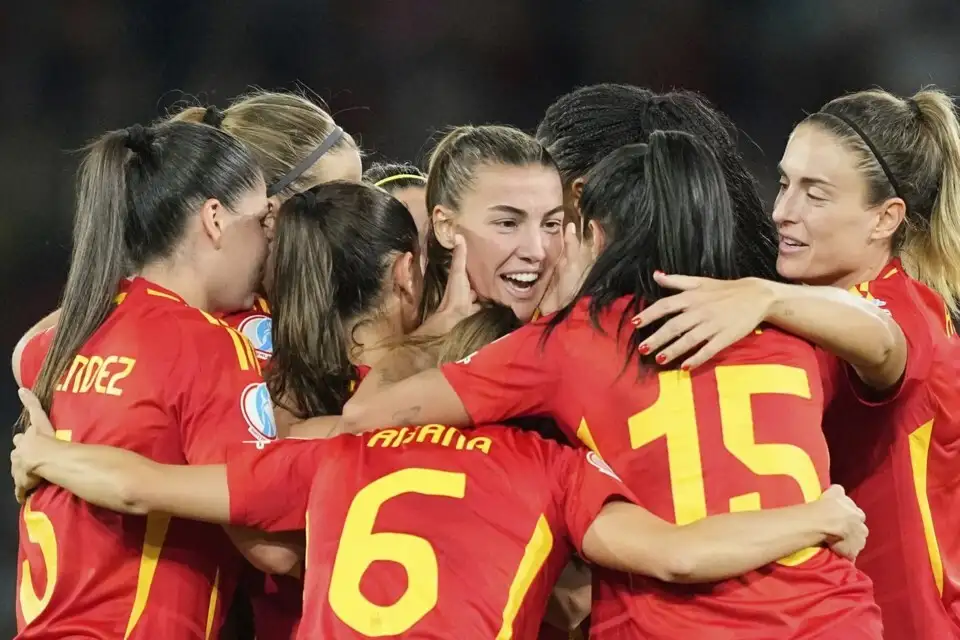 Spain remains undefeated. Italy advances to the quarterfinals despite defeat