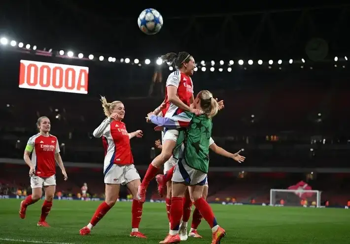 Arsenal turn the series around with a 3-0 win over Real Madrid and qualify for the UWCL semi-finals