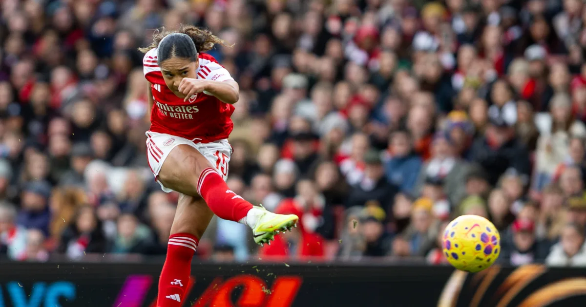 Borbe's debut, Smith's goal against old club. Match between Arsenal and ...