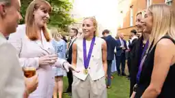 The captain is staying. Alex Greenwood has extended her contract