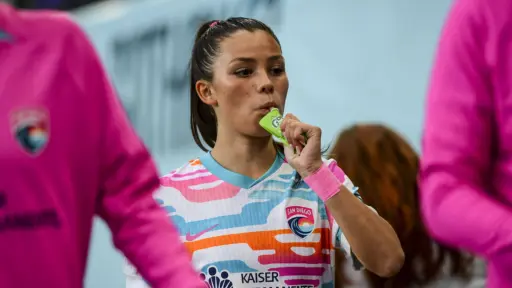Blessing from Alex Morgan? Melanie Bárcenas got her idol's jersey. Then she broke the record