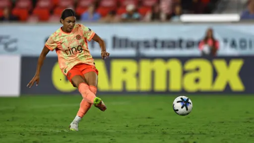 Who leads the NWSL in top statistical categories?
