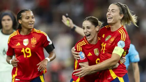 Spain confirmed its role as favorite and entered the tournament with a 5-0 victory over Portugal