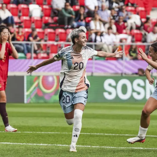 Paula Comendador on the pitch