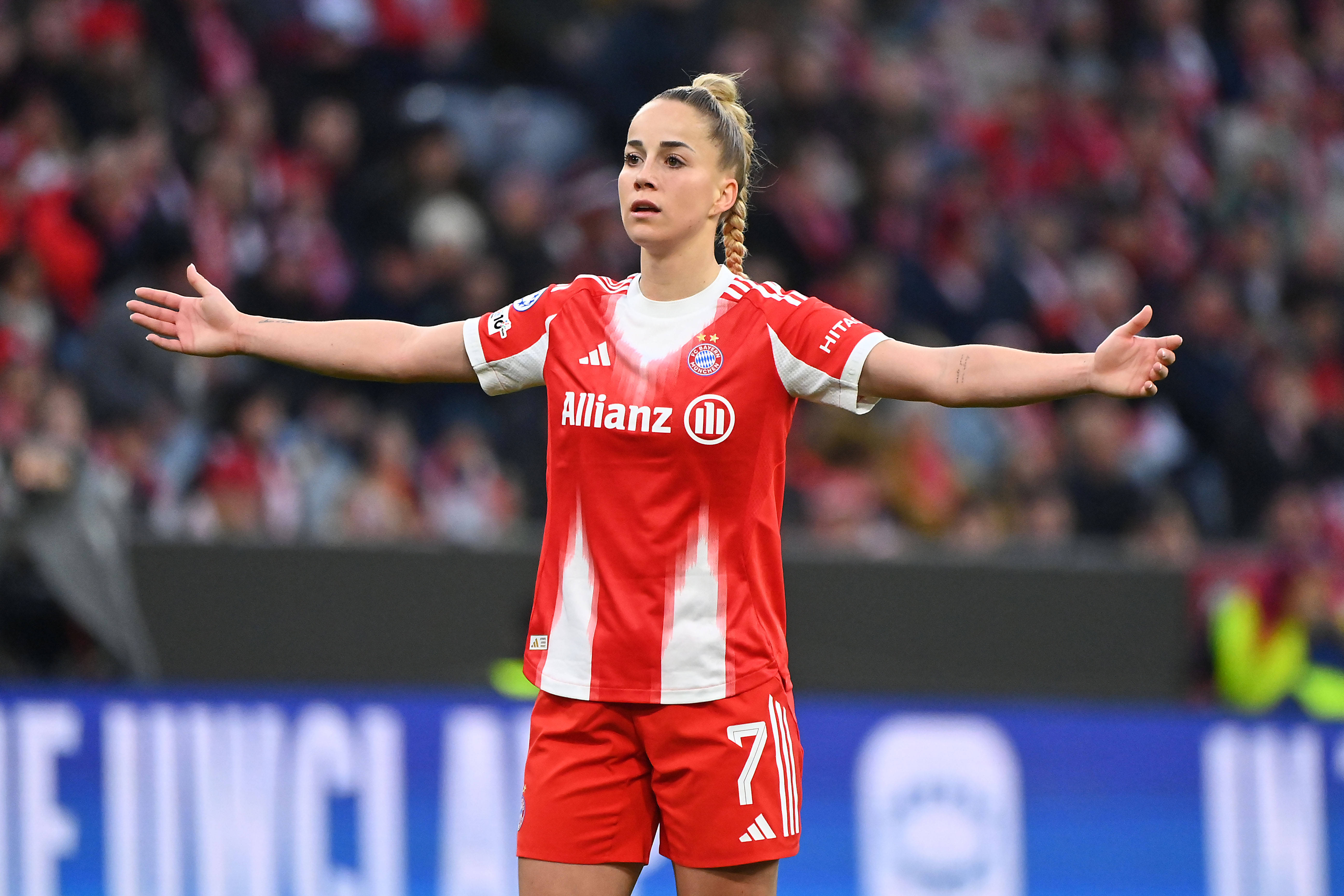 Giulia Gwinn — on the pitch